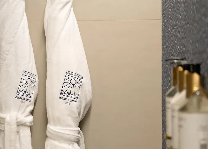 Palazzo Giusti - Exclusive Boutique לצ'ה